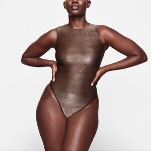 SKIMS SHIMMER CREW NECK BODYSUIT | COCOA 2X